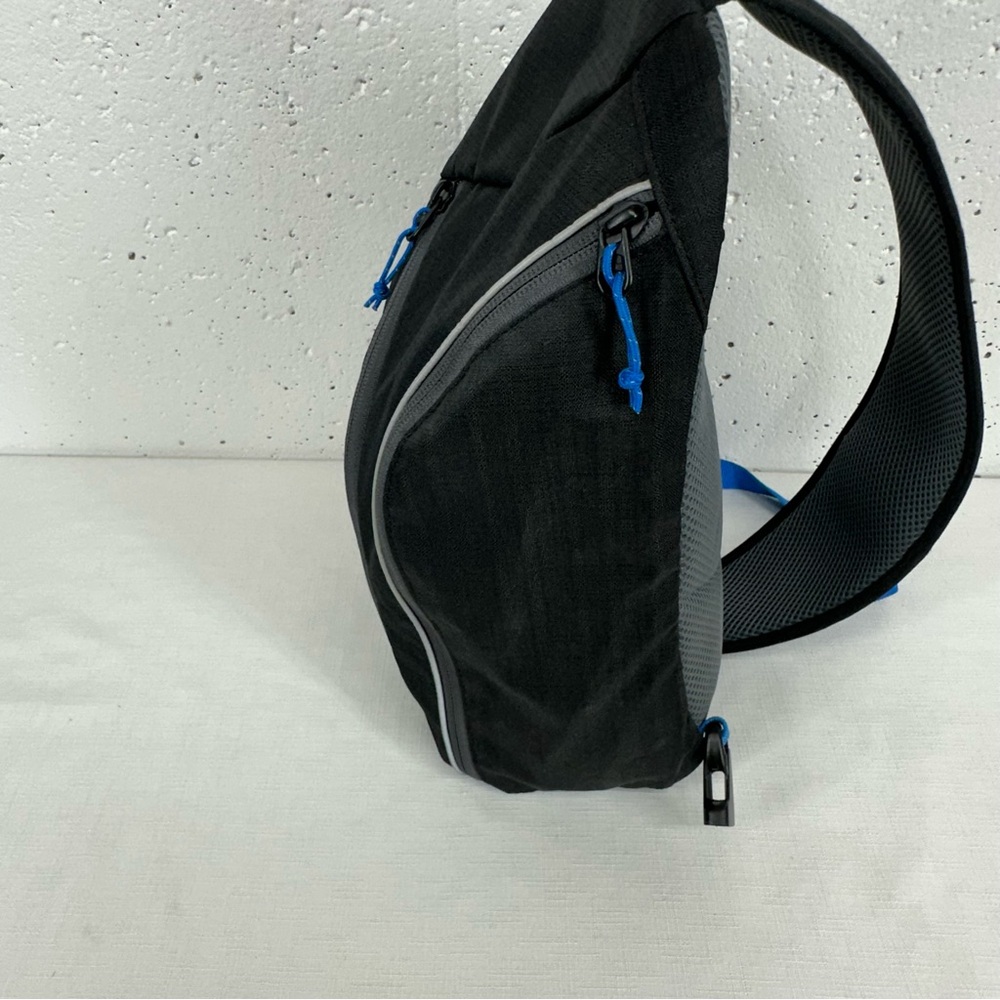 Eddie Bauer Ripstop Black & Blue Lightweight 8L Sling Pack - Picture 6 of 12